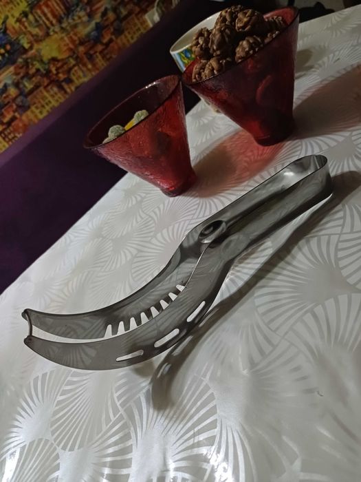 Продам нож для нарезки арбуза