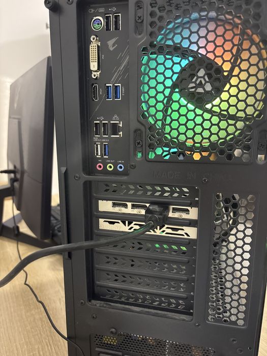 Vand Pc cu monitor si periferice
