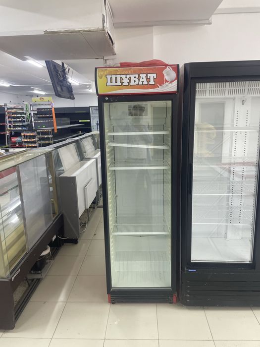 Продаются холодильники витринные стеллажы