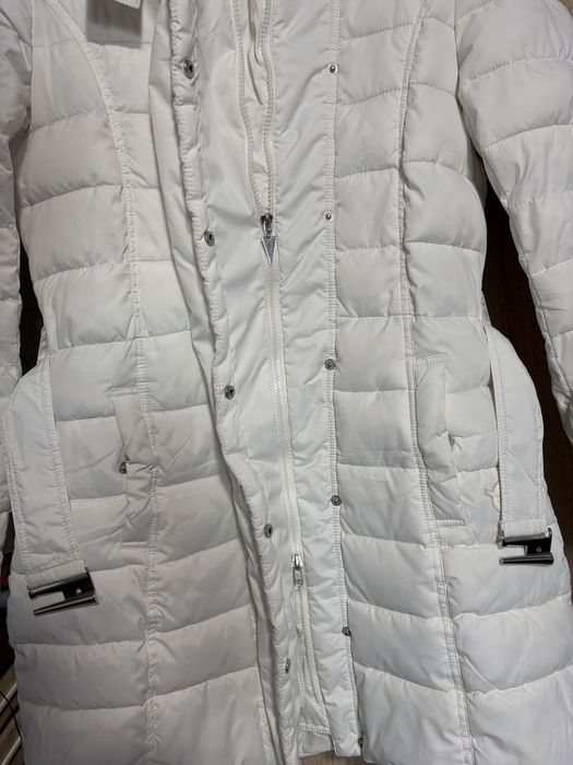 Бяло зимно яке с качулка
