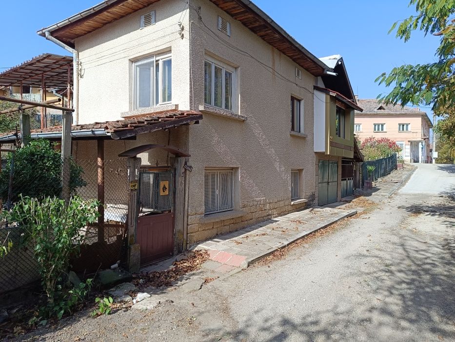 Двуетажна къща . Продава се/Под наем