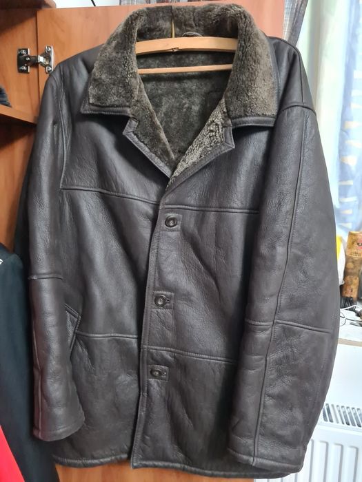 Se vând 2 cojoace unul piele naturala și celalalt sintetic