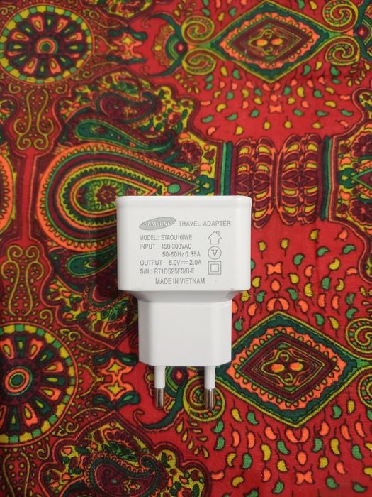 Продам оригинальный зарядки для ценсорный телефон