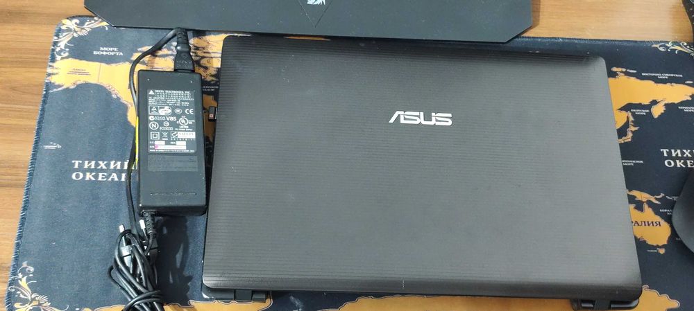 Vand laptop i3 perfect functional cu 9 jocuri instalate