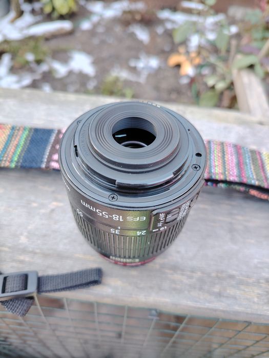 Canon EOS 4000D cu obiectiv EF S 18-55 cu stabilizare de imagine