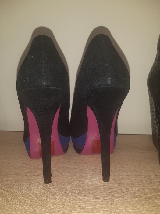 Нови дамски обувки на ток