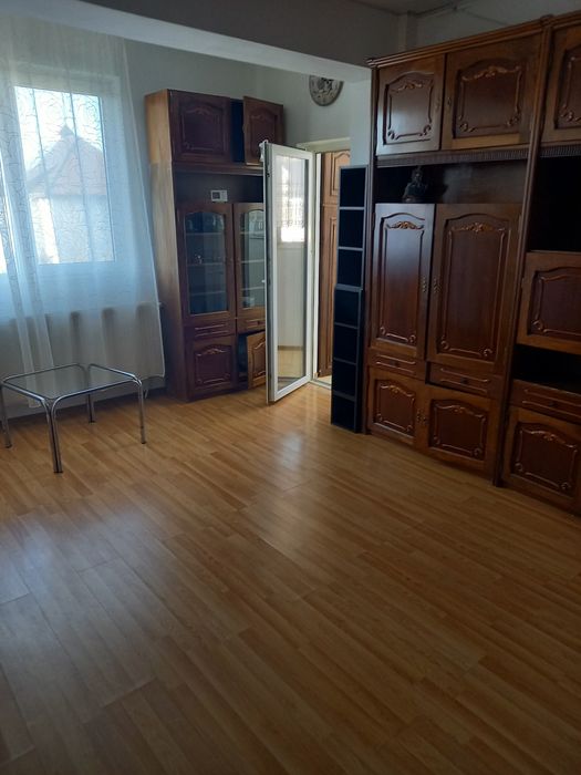 Vând garsoniera cu dormitor separat