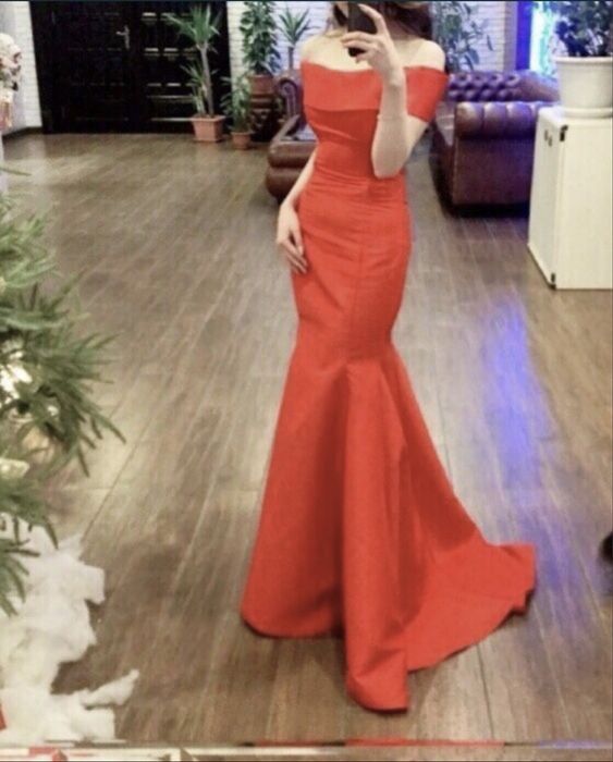 Вечернее красное платье