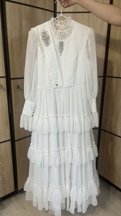 Платье белое на узату