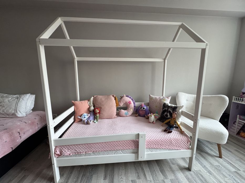 Продам.  Детскую кровать домик