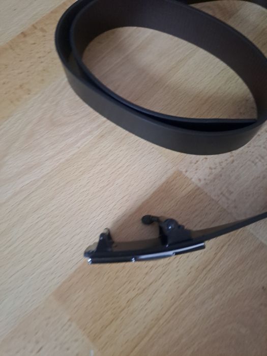 Vând curea Emporio nouă