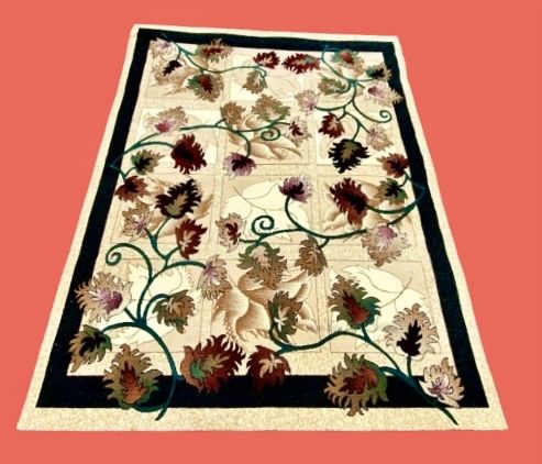 РАЗПРОДАЖБА - 40€. НОВ - ГОЛЯМ Килим - Шарка с цветя - Кремав- 240х330