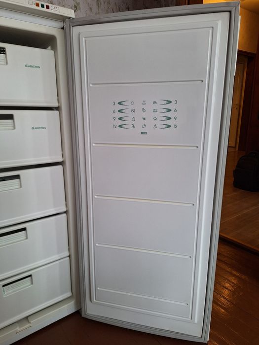 Вертикален фризер Ariston