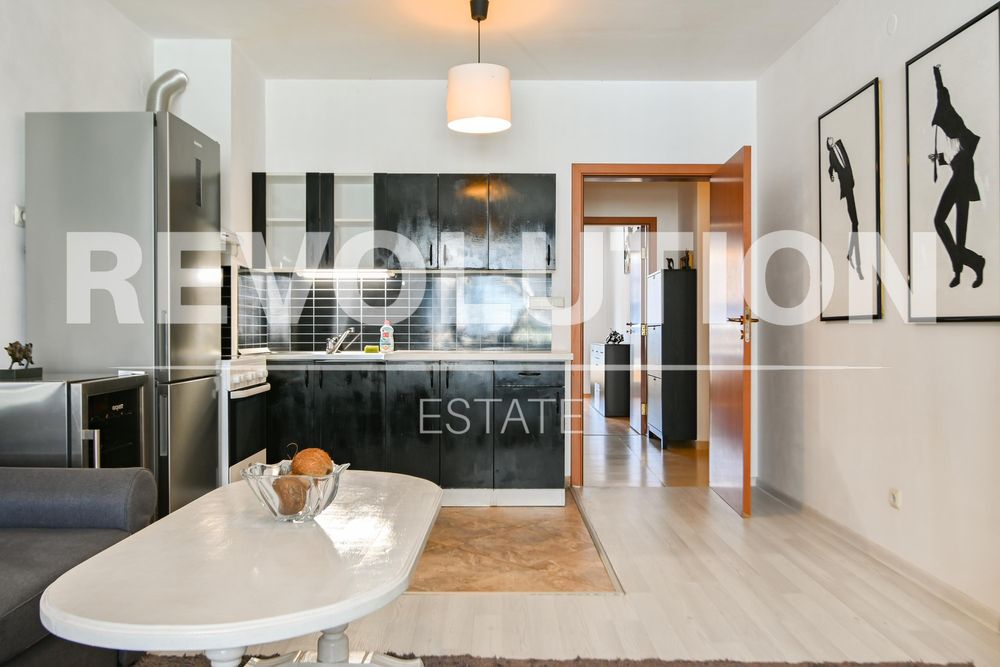 Дава се под наем Двустаен апартамент в София, Център - 72 кв.м за 747.66 € - Снимка #3