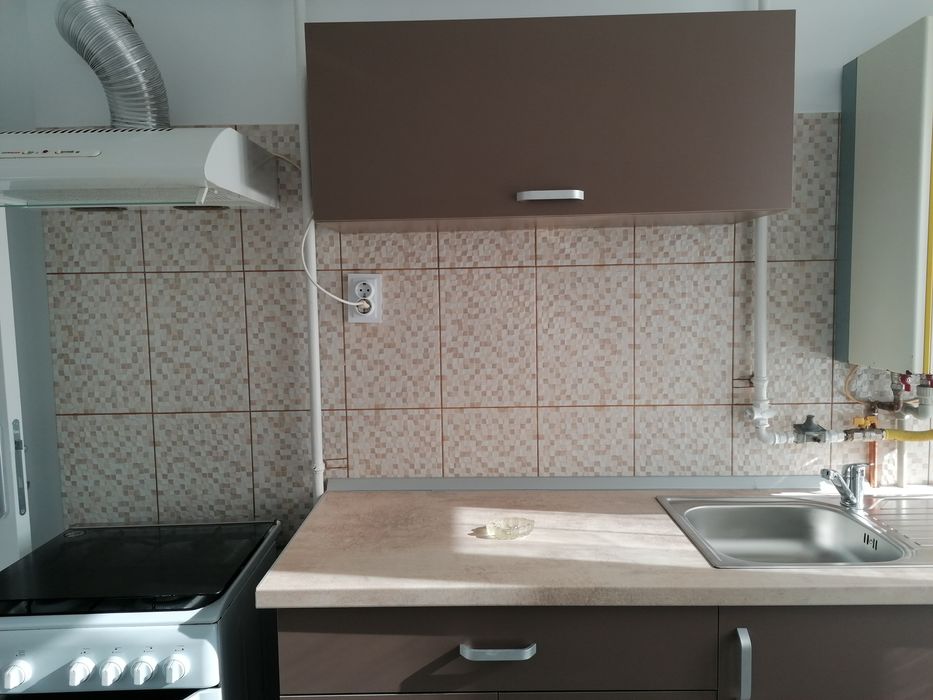 Închiriez apartament 2 camere central.