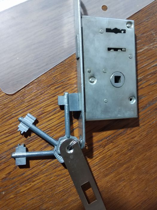 Замок дверной наружный