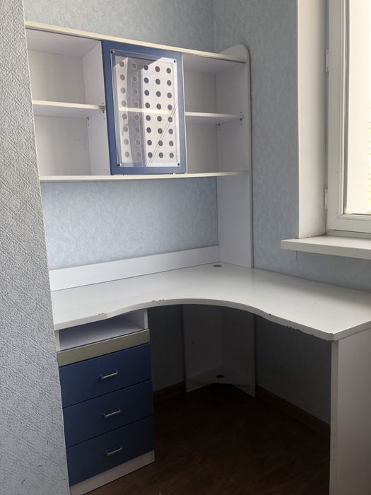 Компьютерный стол с тумбой и полками