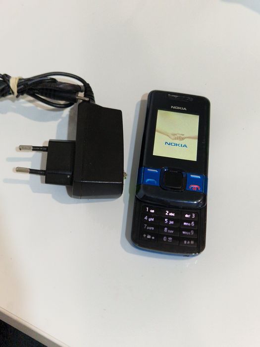 Telefon Nokia Slide cu încărcător