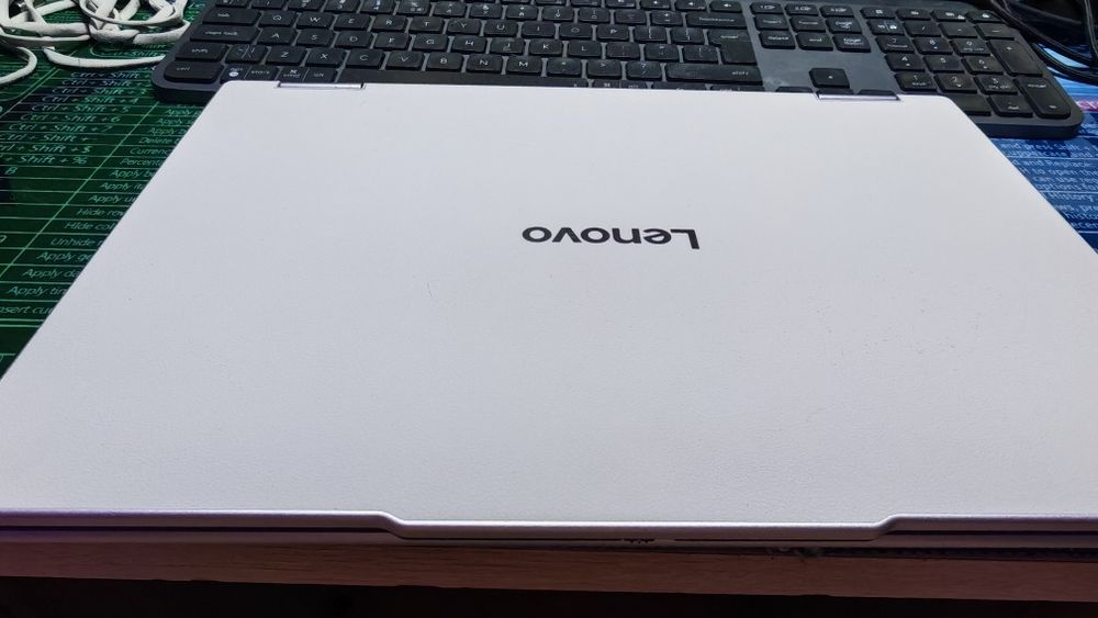 Lenovo Yoga 7 2-in-1, OLED touchscreen, Ultra 7 258V, 32GB RAM, 1TB, White Vegan Leather, Stylus Inclus, Garanție Sept 2028