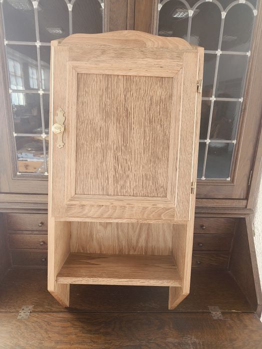 Дъбово шкафче за стена