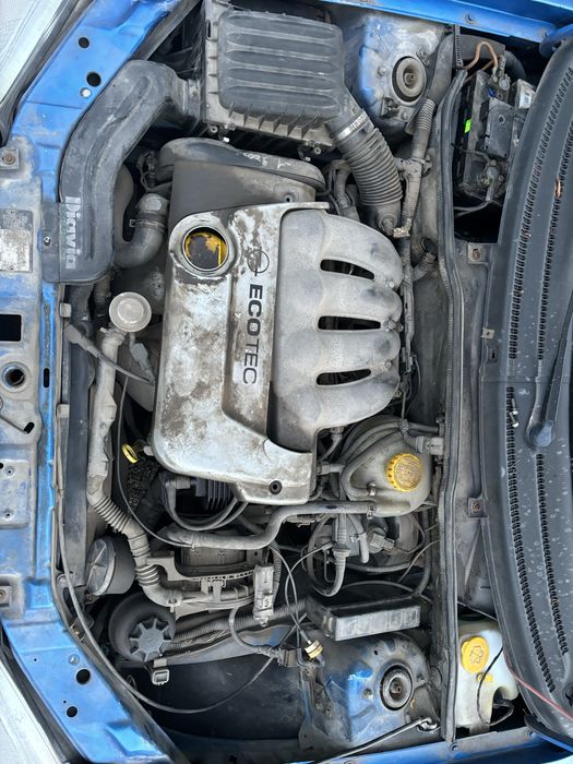 Опел корса Б 1.4 1.6 бензин на части. Може и цяла.