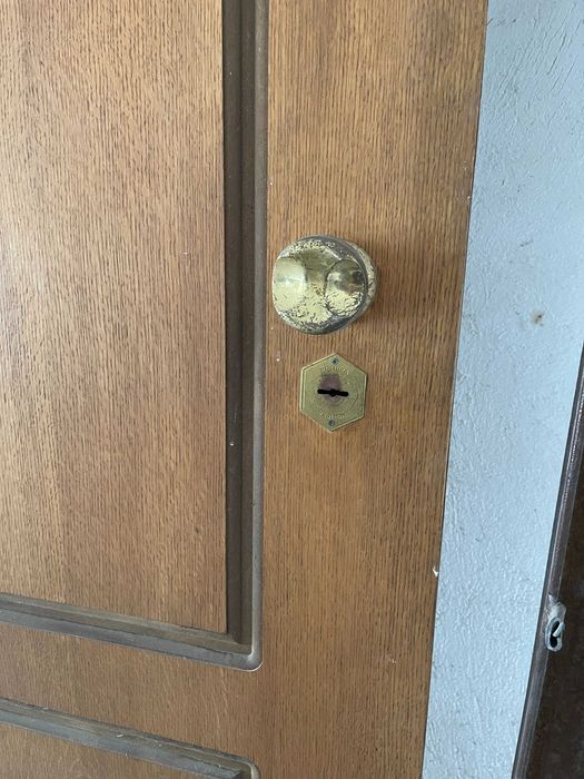 Масивна входна врата „старо желязо“ – двойно подсилена, с метална каса