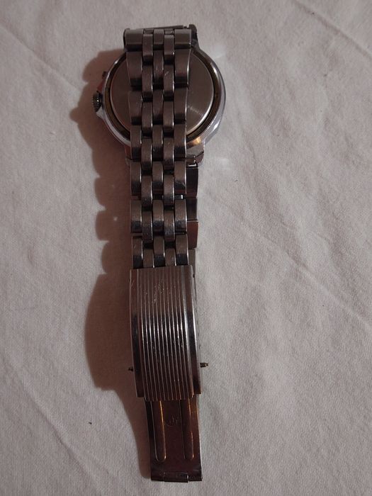 Слава - съветски механичен часовник, с ръчно навиване. С ден и дата.