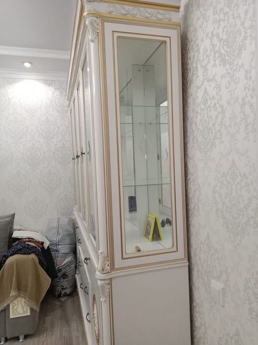 Продам сервант . в отличном состоянии