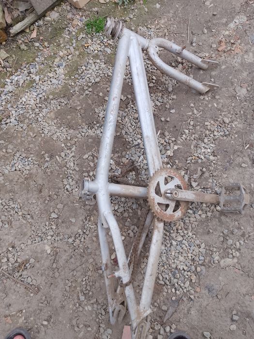 Vând bicicleta BMX pentru piese