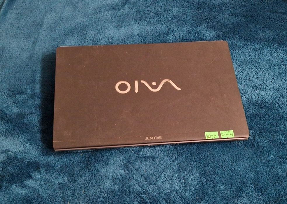 Laptop Sony Vaio cu două pete pe display