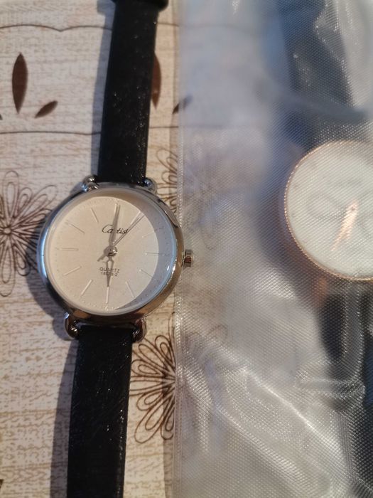 Дамски часовник нов красив нежен