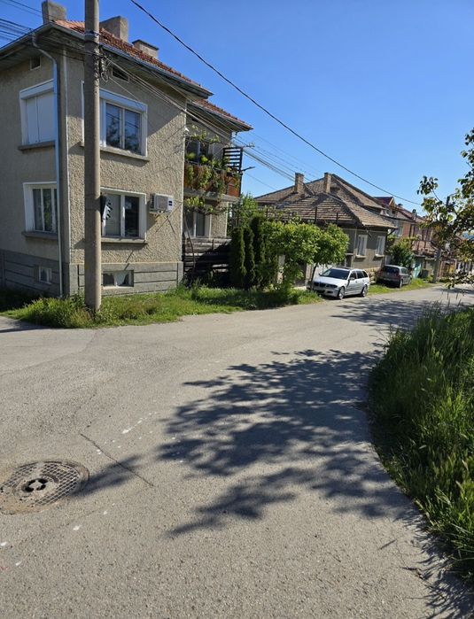 Продава се  2 етажна къща със приземен етаж  108 квадрата на етаж.