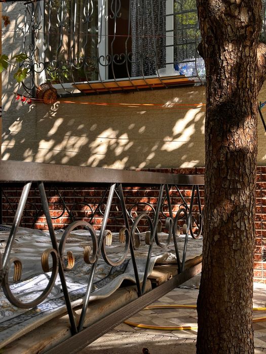 Топчан в черном цвете с узорными вставками