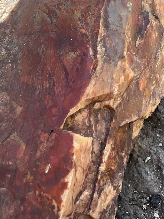 Продаются красные камни халцедон.