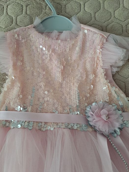 Продам нарядные платья