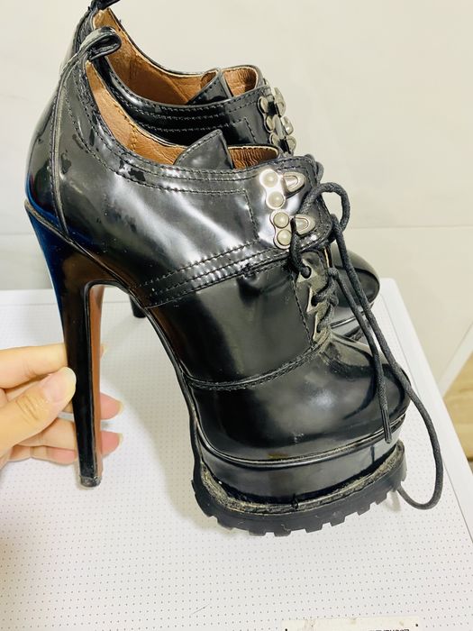 Аяк киимдер сатылады