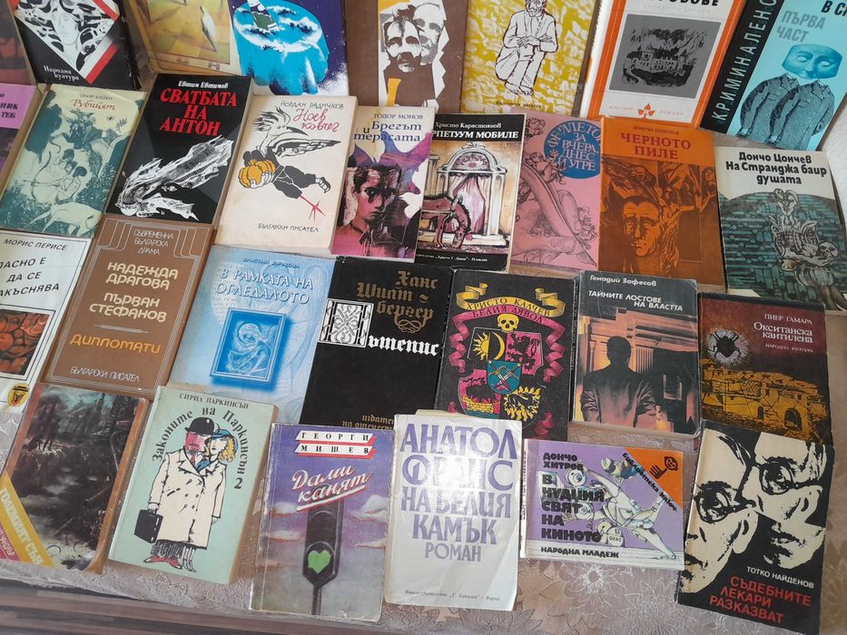 Книги за всеки. Много  стари и нови. Тотална  разпродажба.
