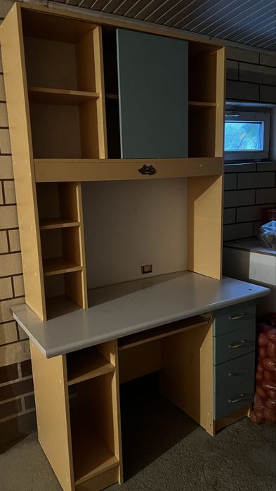 Стол твердый отличный