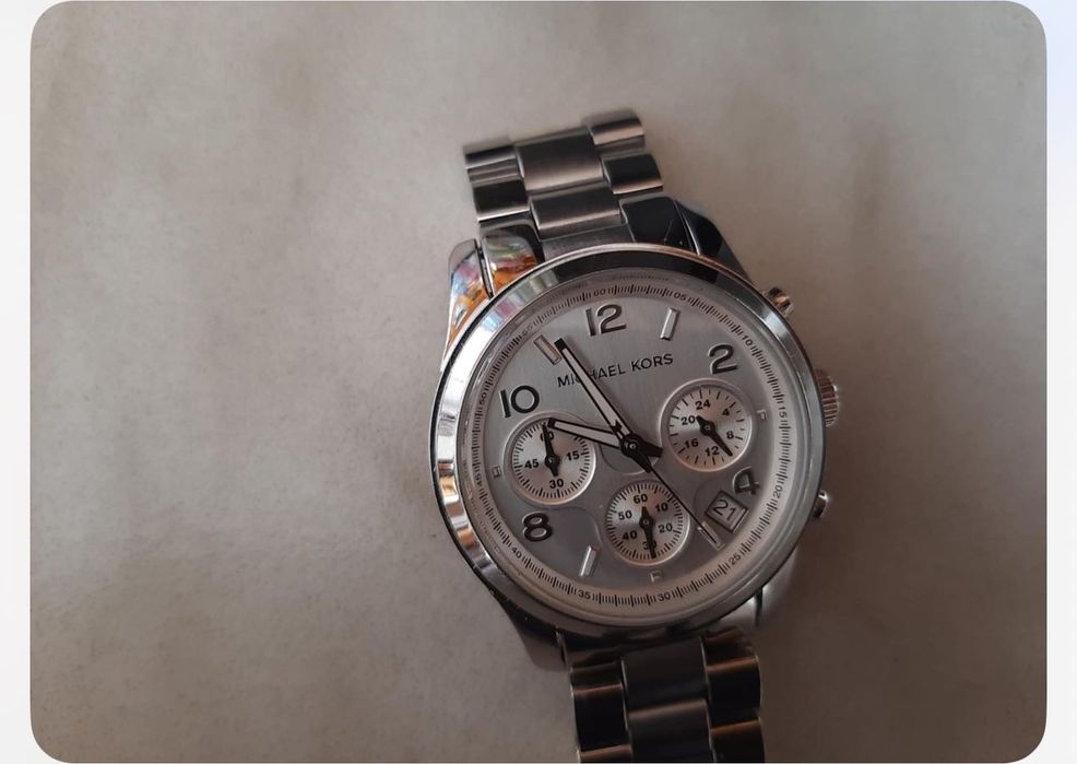 Два броя часовници Michael Kors