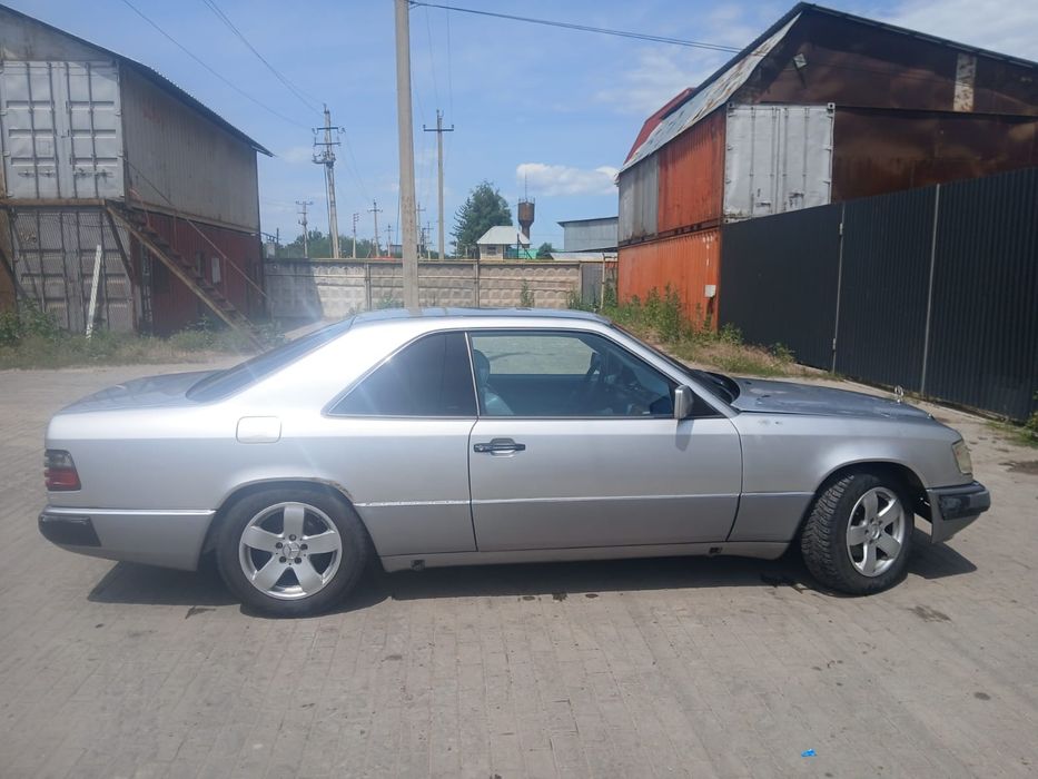 MERCEDES-BENZ  124 e 300.