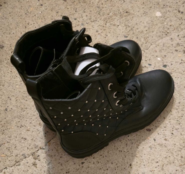 Ghete de culoare neagră, Stare impecabilă.