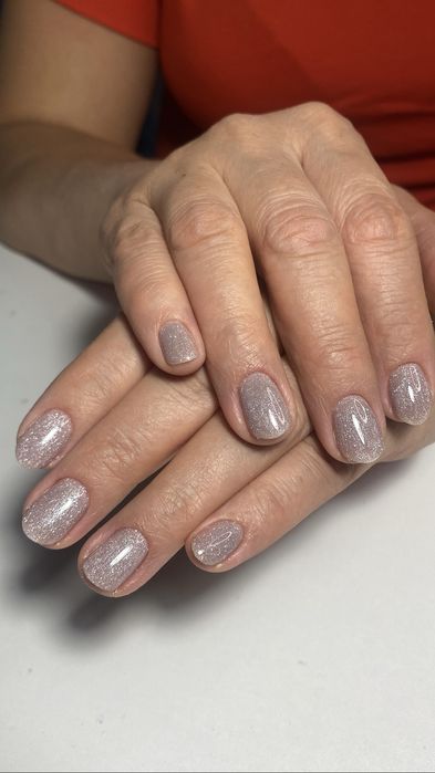 Наращивание ресниц и маникюр