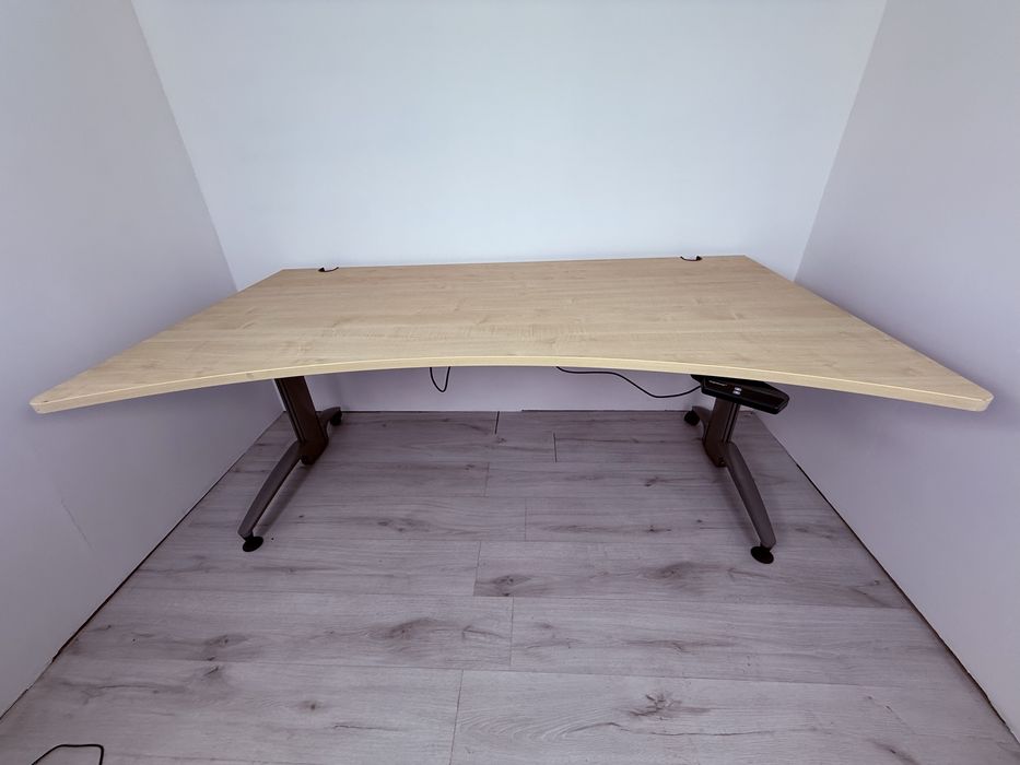 Немско бюро електрическо повдигане обзавеждане