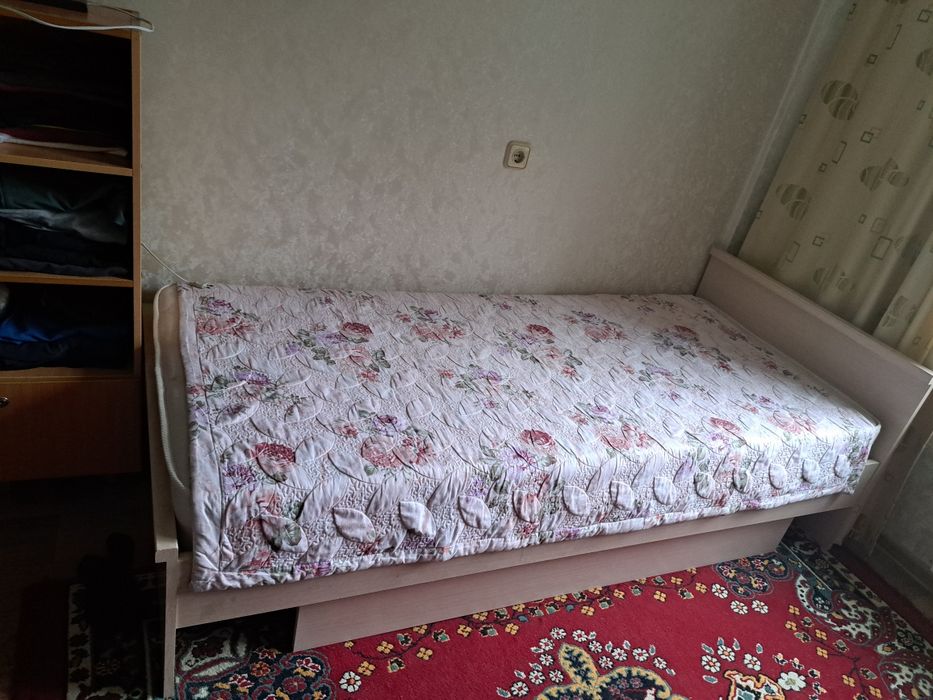 Кровать односпальная,с матросом и выдвижной полкой