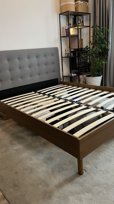 Pat tapitat din lemn masiv cu somiera 160x200 cm