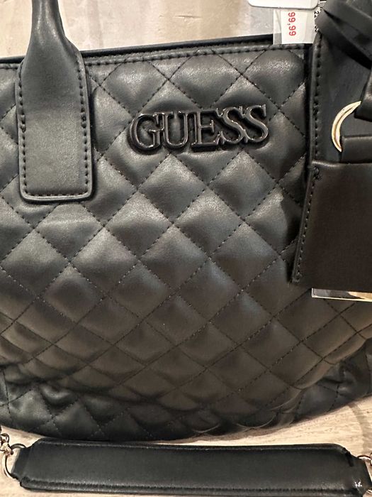 GUESS чанта в черно нова