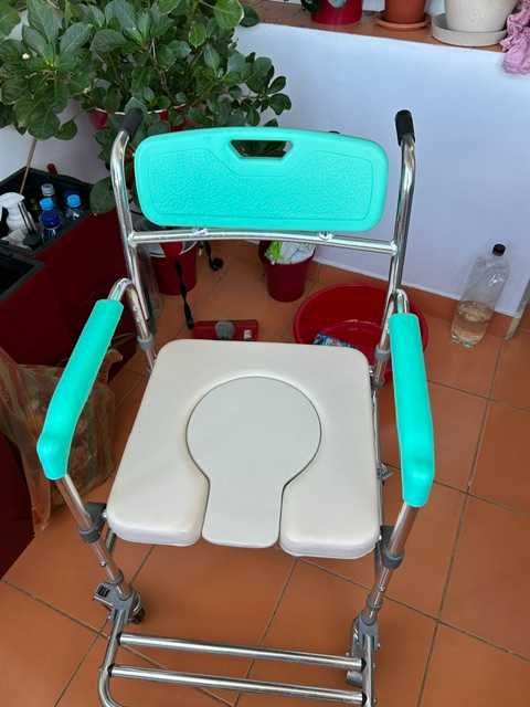 Scaun cu WC pentru persoane cu handicap.