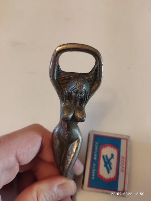 Открывашка обнажённая девушка..