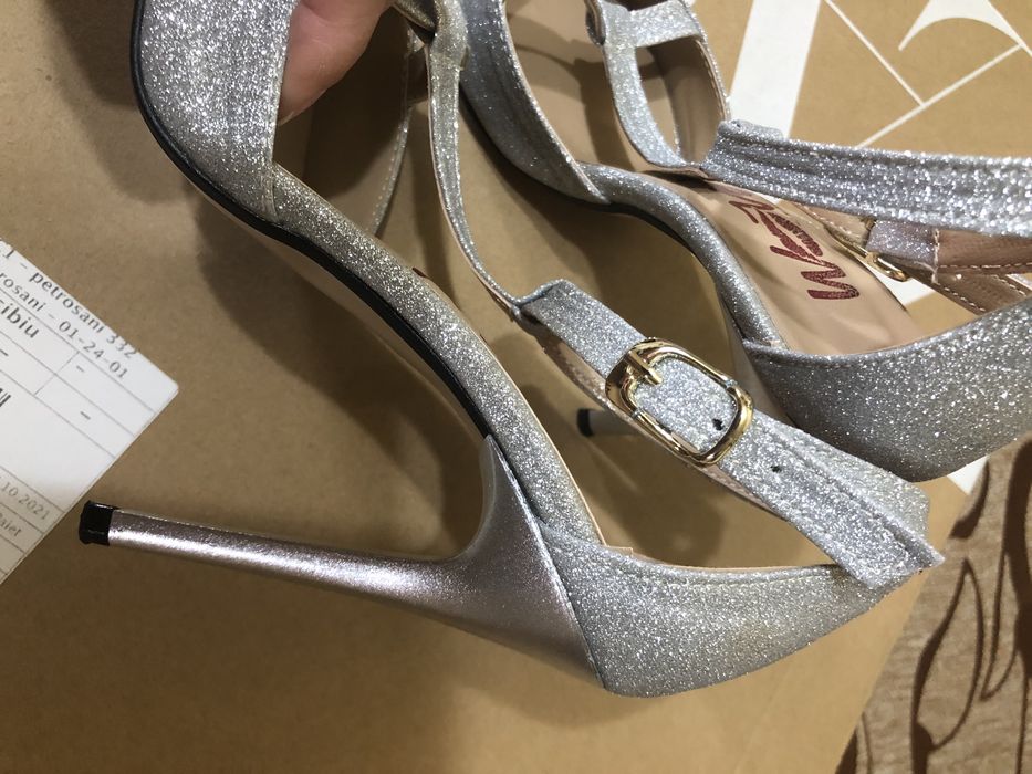 Vand pantofi stiletto arginti de dama