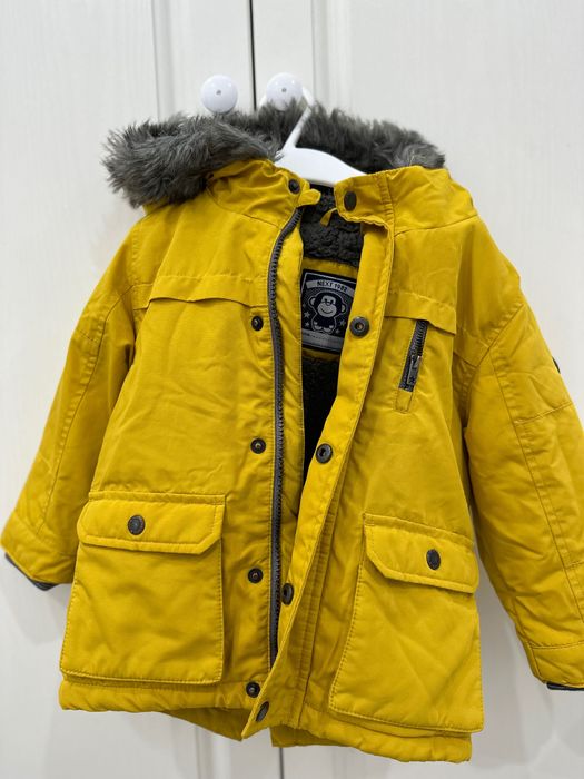 Парка детская желтого цвета, на глубокую осень